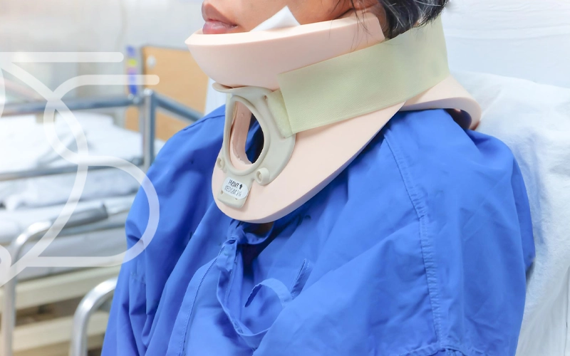 روش صحیح بستن گردنبند طبی